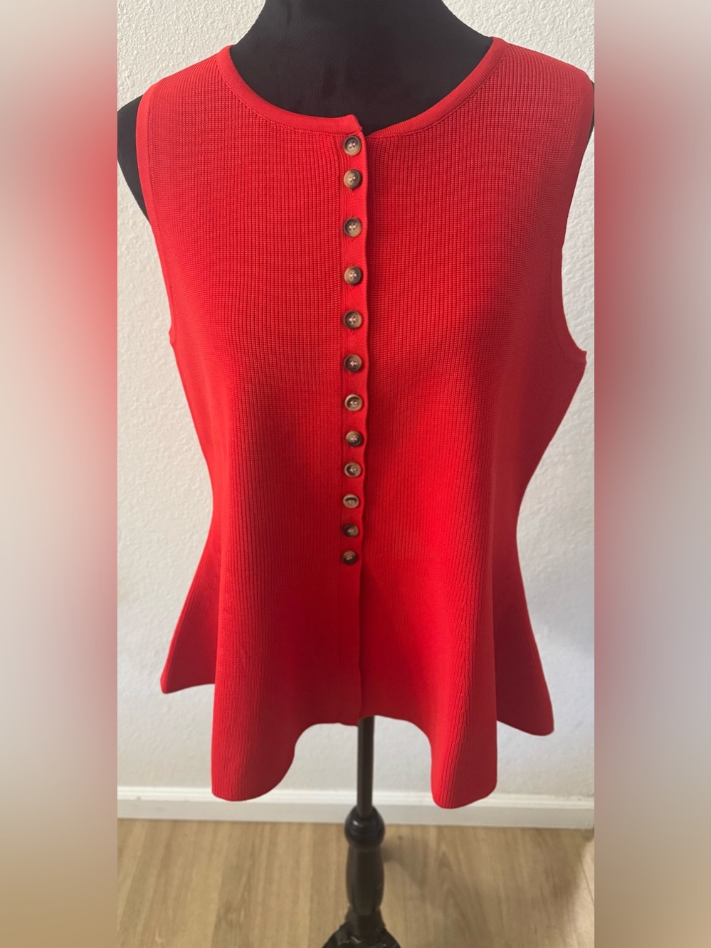 entro Red Sleeveless Button-Front Tank Top